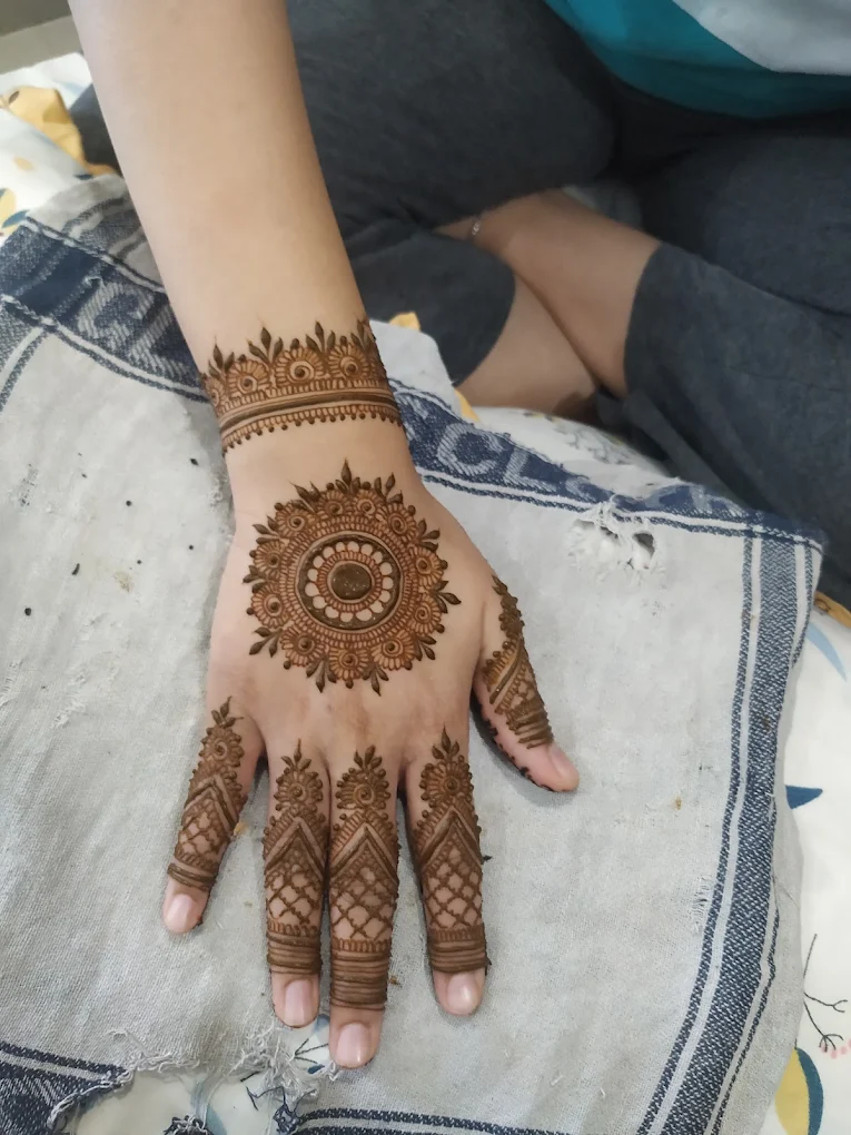 Minimal Mehendi design #2 on hands, Bangalore