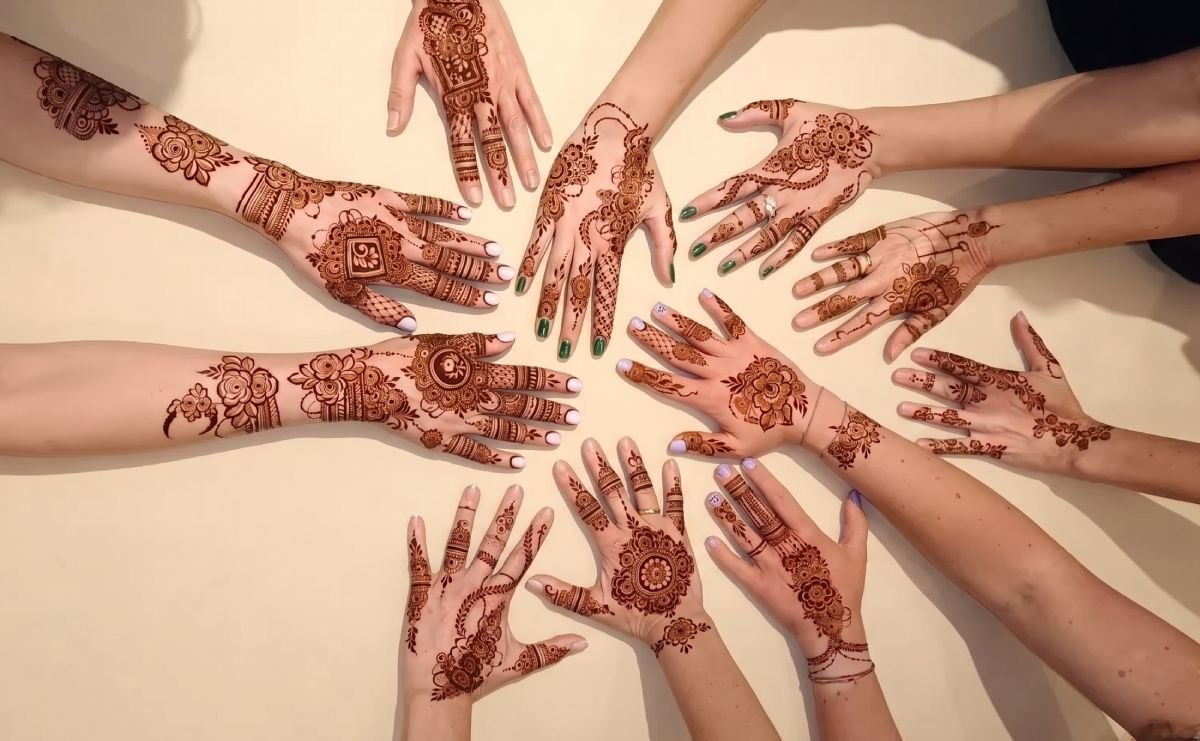 Professional mehendi artist providing group mehendi services for family celebrations in Bangalore