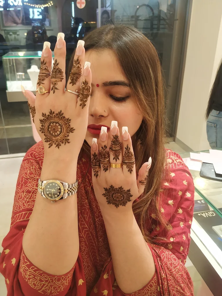 Minimal bridal henna look by Sumaiya Henna Artist